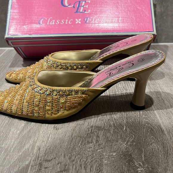 Classic Elegant Low Heels - Picture 4 of 4